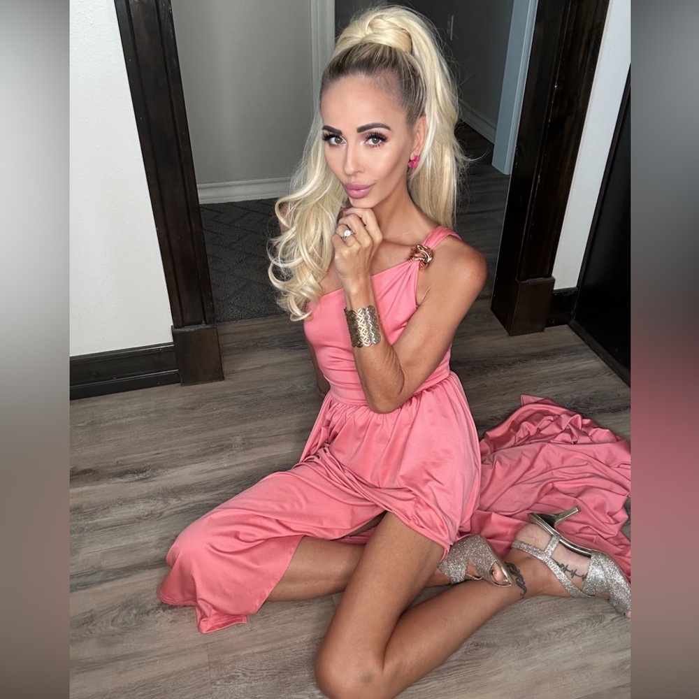 Super glamorous cocktail dress with gold finish on the shoulder.